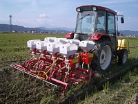 播種機を取り付けたトラクタ