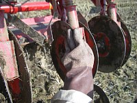 カマで土を取ります